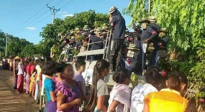 Bay_Lay_88's tweet photo. Locals holding branches of Eugenia(victory flower)and welcoming People Defense Forces who returned back after fighting with Terrorist Military Council in Magway Division. Be Safe Our Heroes.  #WarCrimesOfJunta #Nov20Coup #WhatsHappeningInMyanmar https://t.co/gVrrQy2DdL