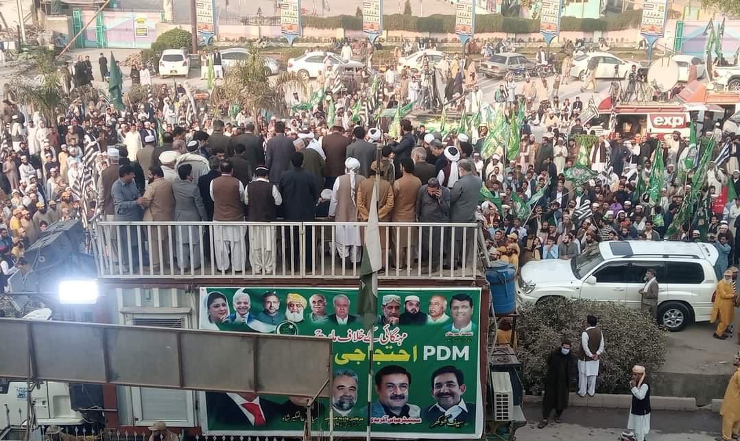 aadabtv's tweet photo. پی ڈی ایم کے تمام جماعتوں کا ملکر پی ٹی آئی کے جلسوں کا جواب،
 تعداد کے متعلق عوام خود فیصلہ کرلے۔
#PeshawarRejectPDM https://t.co/vFjUGKFBIG
