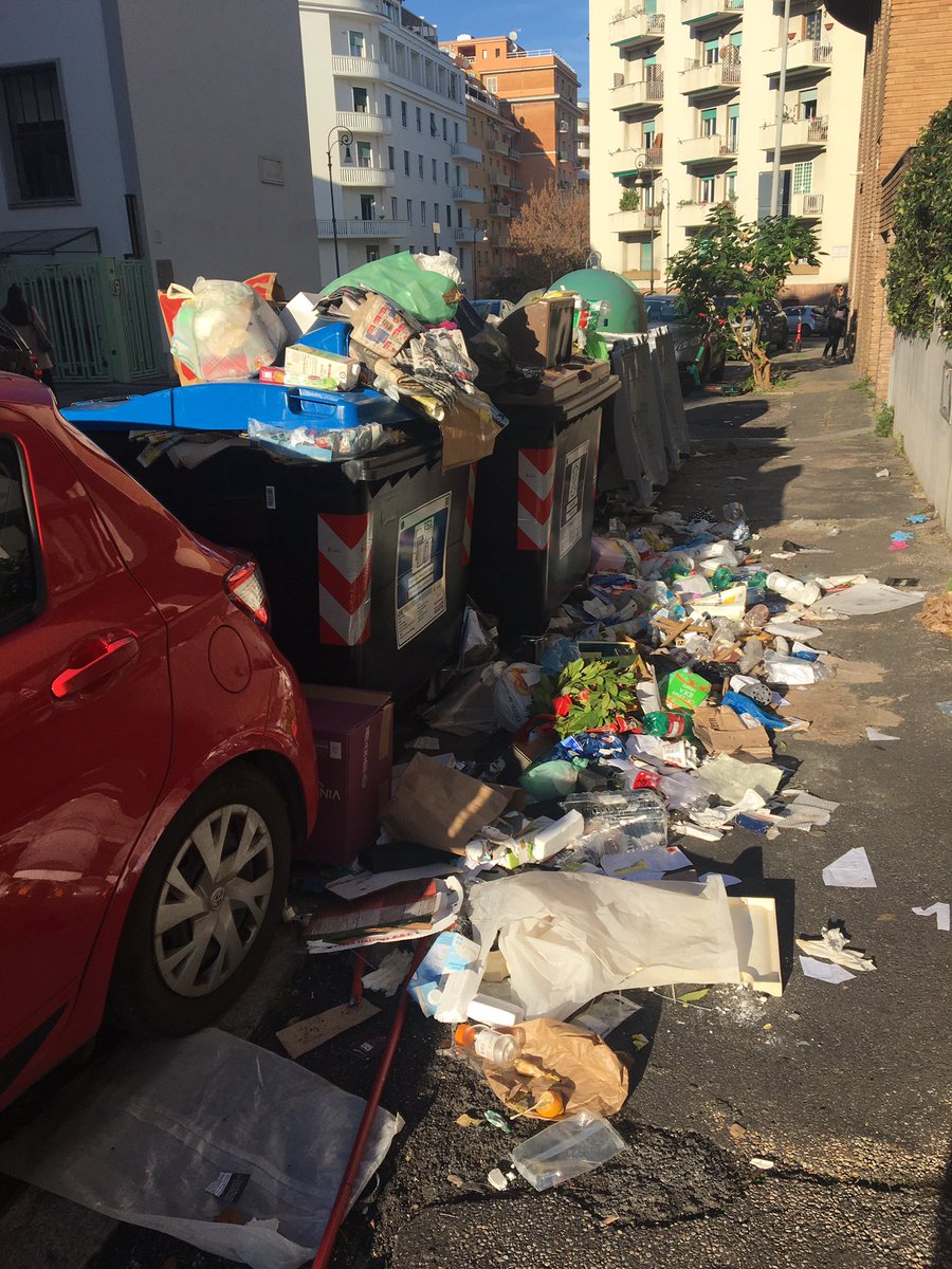 federicafan's tweet photo. Ehi #Campidoglio per 150 euro (senza contributi) pulisco io
#massimoribasso #Ama #puliziestraordinarie https://t.co/pElOYtIoxm