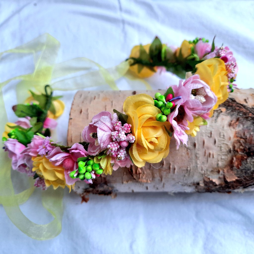 findyourflowers's tweet photo. A flower crown in pink and yellow with some green accents. It is adjustable with a yellow organza ribbon in the back.

#flowercrown #blumenkranz #blumenkrone #silkflowers #hairaccessories #festival #party #cosplay #photoprop #handmade #wedding #haarkranz #etsy #MIDSOMMAR https://t.co/uUiWluqER4