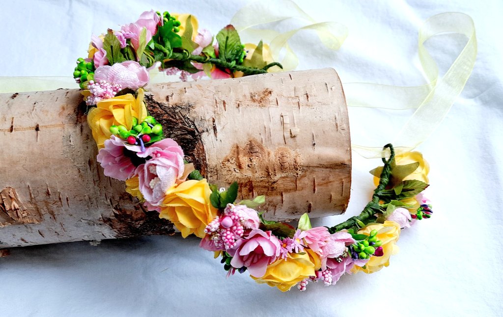 findyourflowers's tweet photo. A flower crown in pink and yellow with some green accents. It is adjustable with a yellow organza ribbon in the back.

#flowercrown #blumenkranz #blumenkrone #silkflowers #hairaccessories #festival #party #cosplay #photoprop #handmade #wedding #haarkranz #etsy #MIDSOMMAR https://t.co/uUiWluqER4