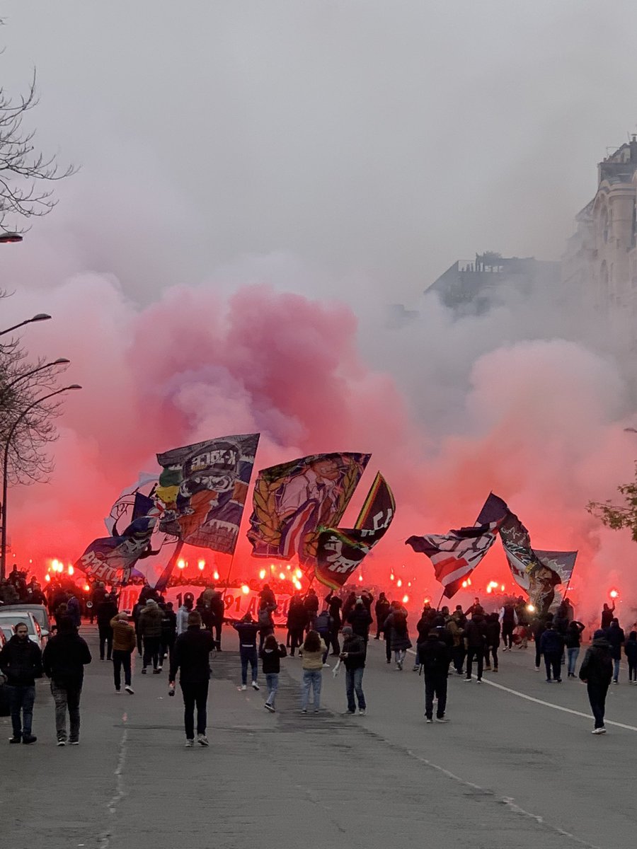 psgcommunity_'s tweet photo. L’AMBIANCE EST FOOOOLLE https://t.co/9qEK9K2jk0