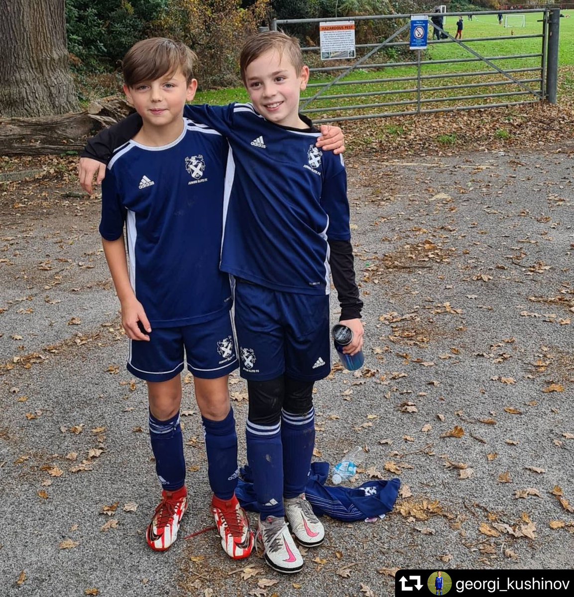 JuniorEliteFC's tweet photo. ⚽️ | TEAMWORK is strength! 

#WeAreElite #GrassrootsConnoisseurs
#DevelopmentGurus
#EliteCoaching #GrassrootsFootball #Football #WeekdayFootball #KidsFootball #Teammates #Teamwork @TandridgeYFL @KentYouthLeague https://t.co/wiMXbCY4MV