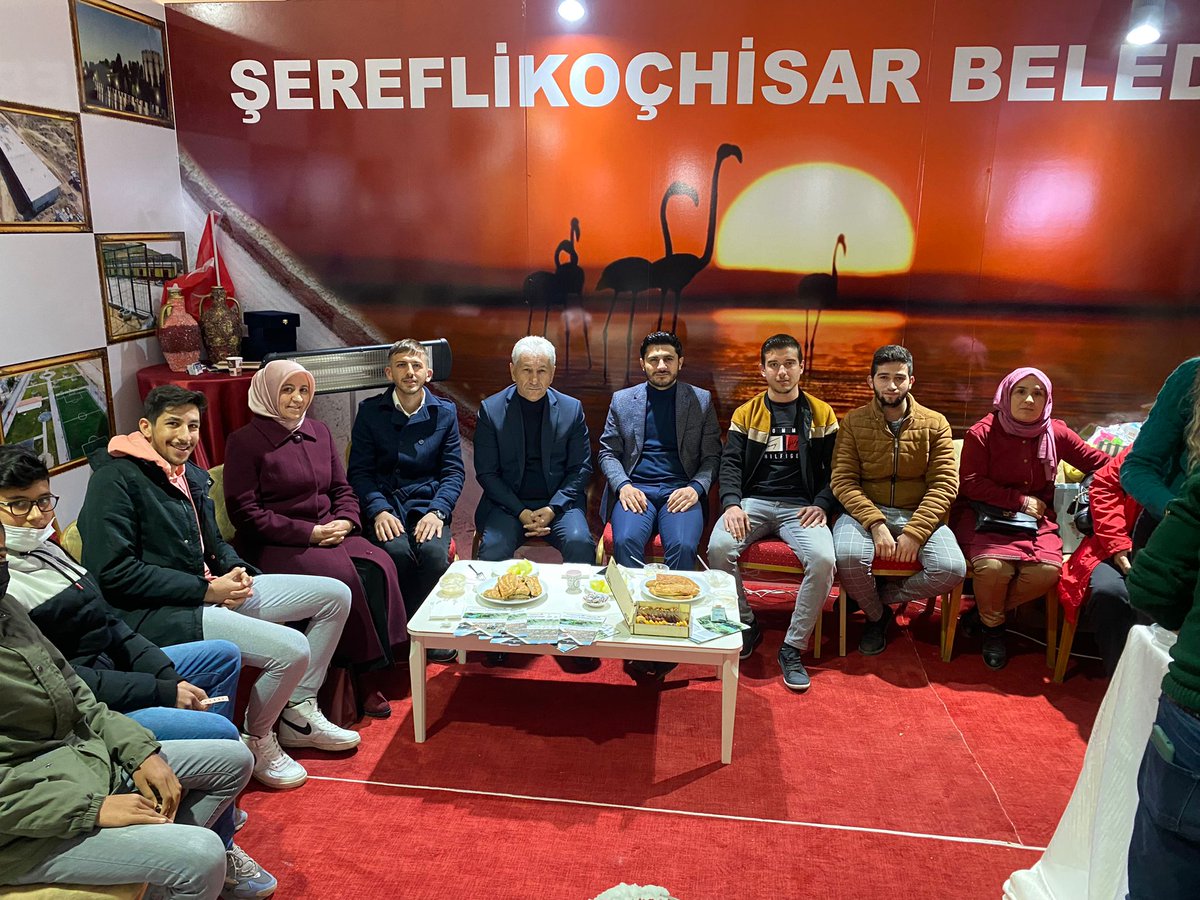 AK Parti Şereflikoçhisar İlçe Kadın Kolları Başkanı Sayın Aysun Pekmezci, AK Parti Şereflikoçhisar İlçe Gençlik Kolları Başkanı Sayın Erdem Kacar ve gençler festivaldeki standımızı ziyaret ederek Belediye Başkanımız Sayın Memiş Çelik ile bir araya geldiler.