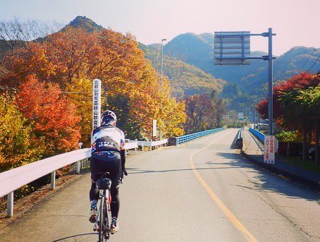 bass69s's tweet photo. 今日は、秩父長瀞方面へライド。🚴‍♂️🚴‍♂️ ランチは秩父人気店「珍達そば」で「珍達そば」を注文。🍜　スープ一面な"ネギ"と細めんが美味しい。少し遅い"紅葉"の中、90Kmチョッとのライドだった。(^^)v
#珍達そば #ねぎ #細めん  #約90km #長瀞 #紅葉 #ハルヒル #オヤジ隊 #埼玉県 #秩父市 https://t.co/XIjEKIVZBR