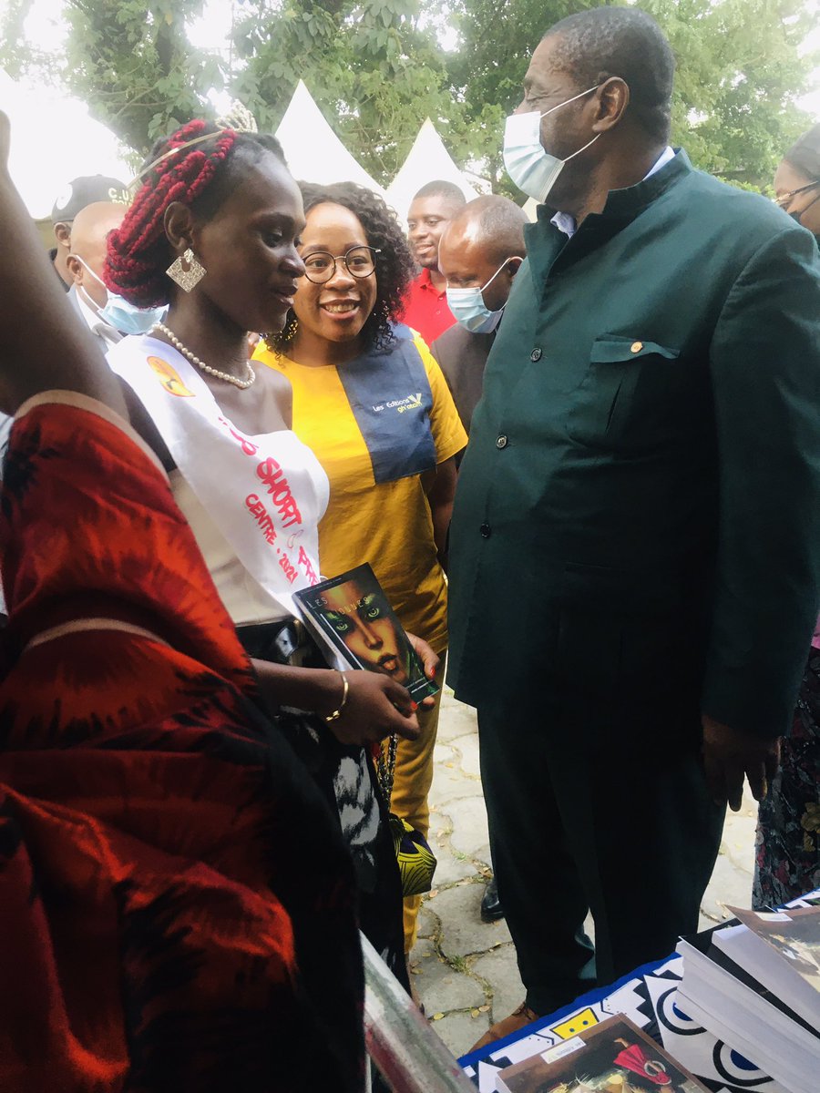 Lady_Fiel's tweet photo. Les résistants du salon du livre 😂😂😂

Nous avons fermé le portail de la salle de fête d’Akwa hier. 
Tu as tout notre soutien @NyakeElise1  pour la suite du concours Miss Short and Pretty.😘 

#MissVelo🚴🏾‍♀️ https://t.co/XsZLmgLq2G