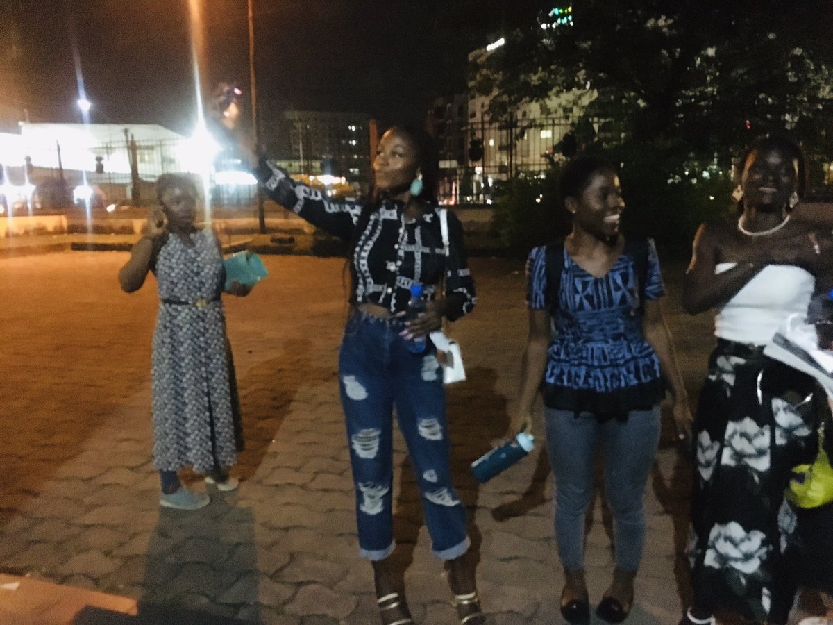 Lady_Fiel's tweet photo. Les résistants du salon du livre 😂😂😂

Nous avons fermé le portail de la salle de fête d’Akwa hier. 
Tu as tout notre soutien @NyakeElise1  pour la suite du concours Miss Short and Pretty.😘 

#MissVelo🚴🏾‍♀️ https://t.co/XsZLmgLq2G
