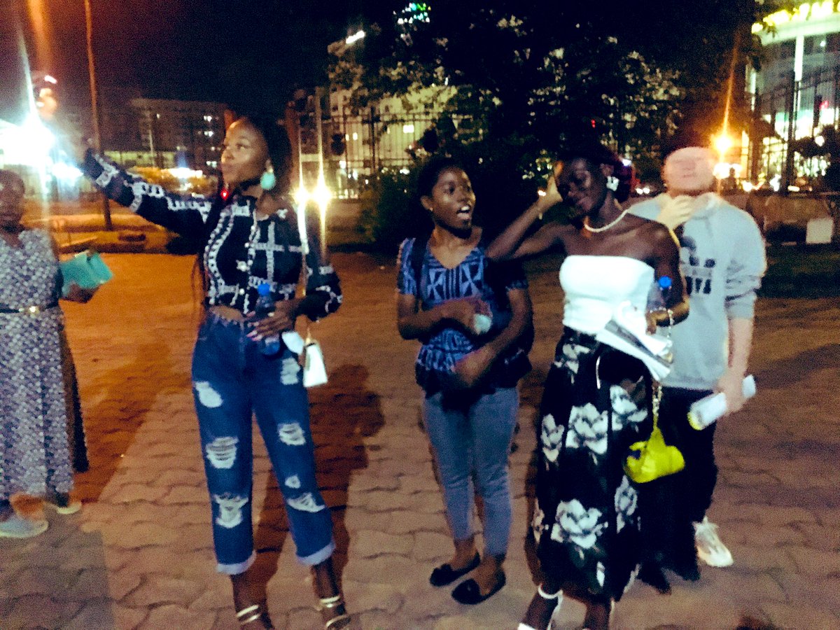 Lady_Fiel's tweet photo. Les résistants du salon du livre 😂😂😂

Nous avons fermé le portail de la salle de fête d’Akwa hier. 
Tu as tout notre soutien @NyakeElise1  pour la suite du concours Miss Short and Pretty.😘 

#MissVelo🚴🏾‍♀️ https://t.co/XsZLmgLq2G