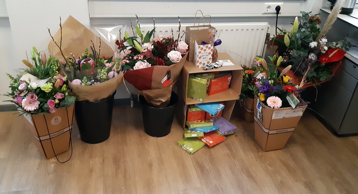 POL_RotterdamC's tweet photo. Naar aanleiding van de rellen in het centrum van Rotterdam vrijdagavond zijn we vandaag bedolven onder de bloemen, een stapel gebak en andere versnaperingen en vele berichten op social media die ons een hart onder de riem steken. Deze waardering doet ons goed! Bedankt! ^RL https://t.co/liGZmX6pyg