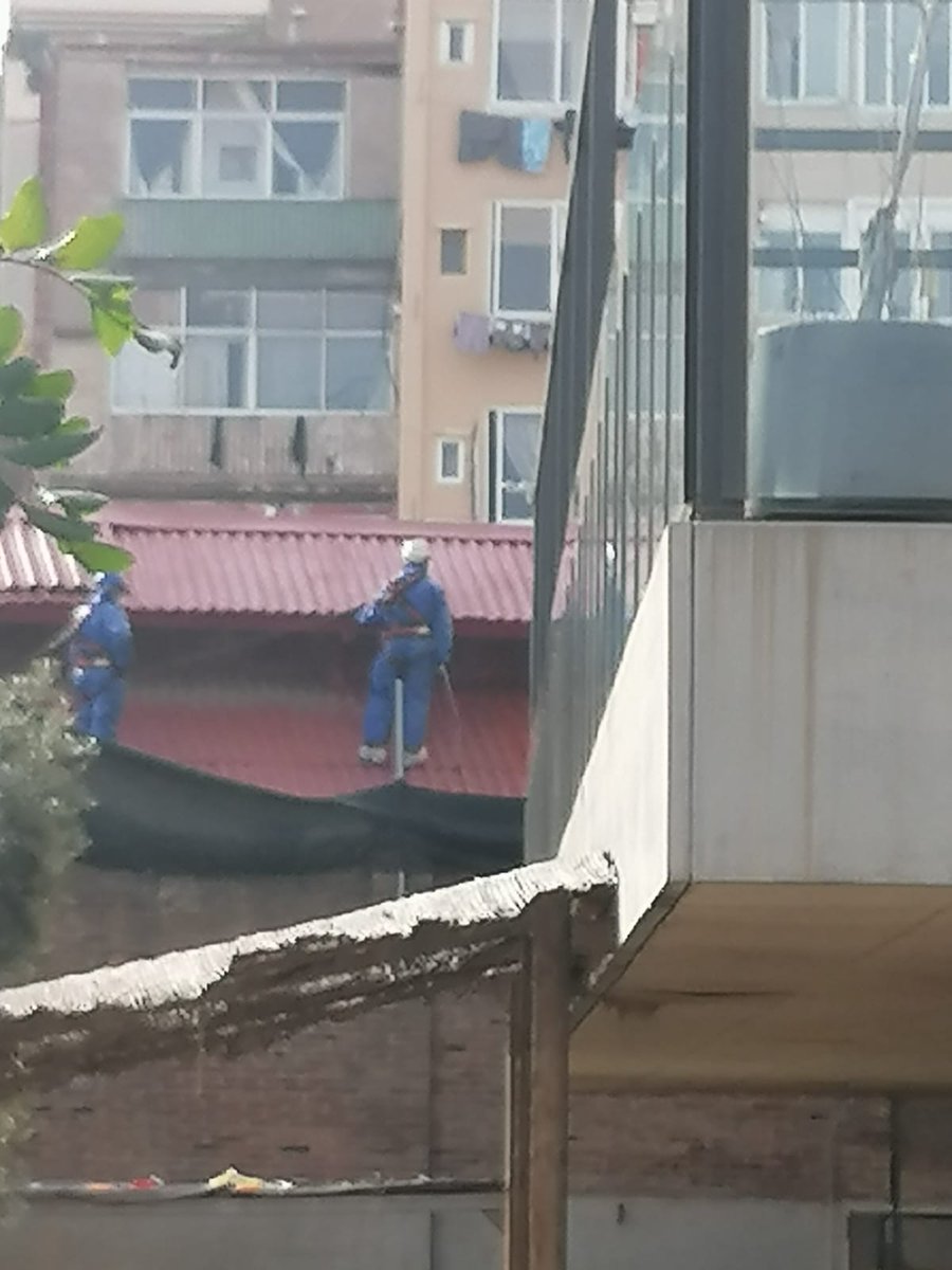 Mares i pares de l'escoles de Glòries observem amb gran preocupació i estupefacció com els operaris incompleixen novament les mesures de seguretat i trepitgen els terrats de fibrociment. Hi ha prou espai per fer-ho sense posar-se a sobre. #amiant <a href="/bcn_ajuntament/">Ajuntament de Barcelona</a> <a href="/consorciedubcn/">Consorci d'Educació</a>