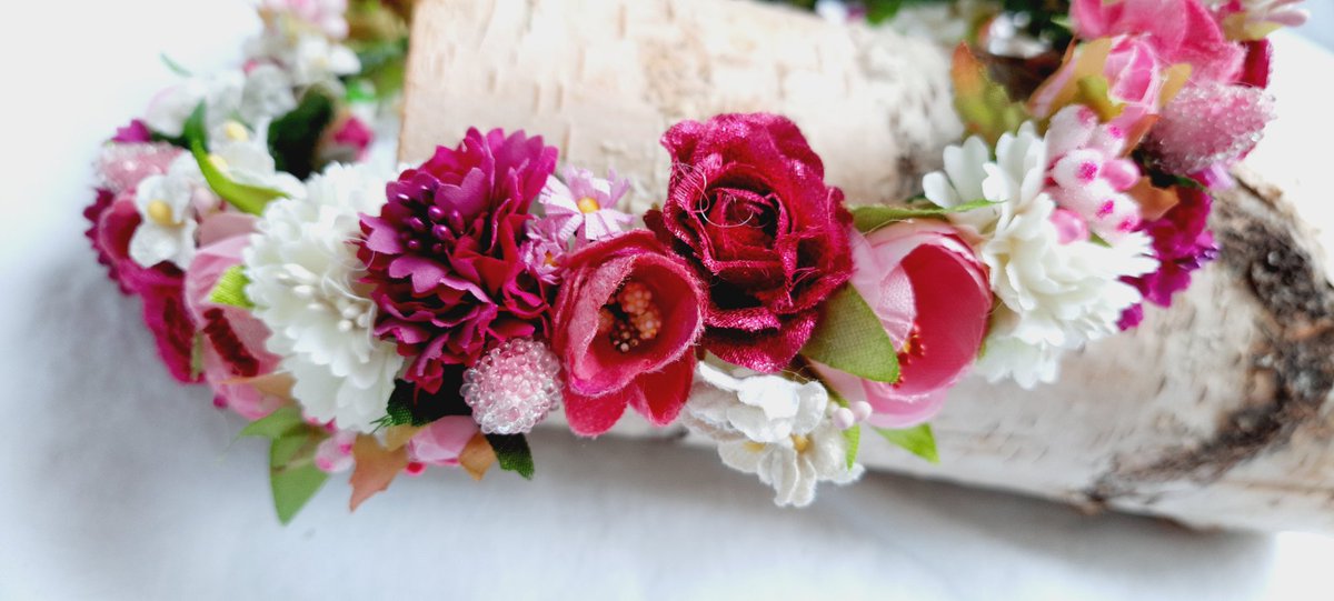 findyourflowers's tweet photo. A full flower crown in a darker shade of pink with some cream colored accents and little pink berries.

#flowercrown #blumenkranz #blumenkrone #silkflowers #hairaccessories #festival #party #cosplay #photoprop #handmade #wedding #haarkranz #midsommar #etsy #headband #Tiara https://t.co/NsfpebQTDb