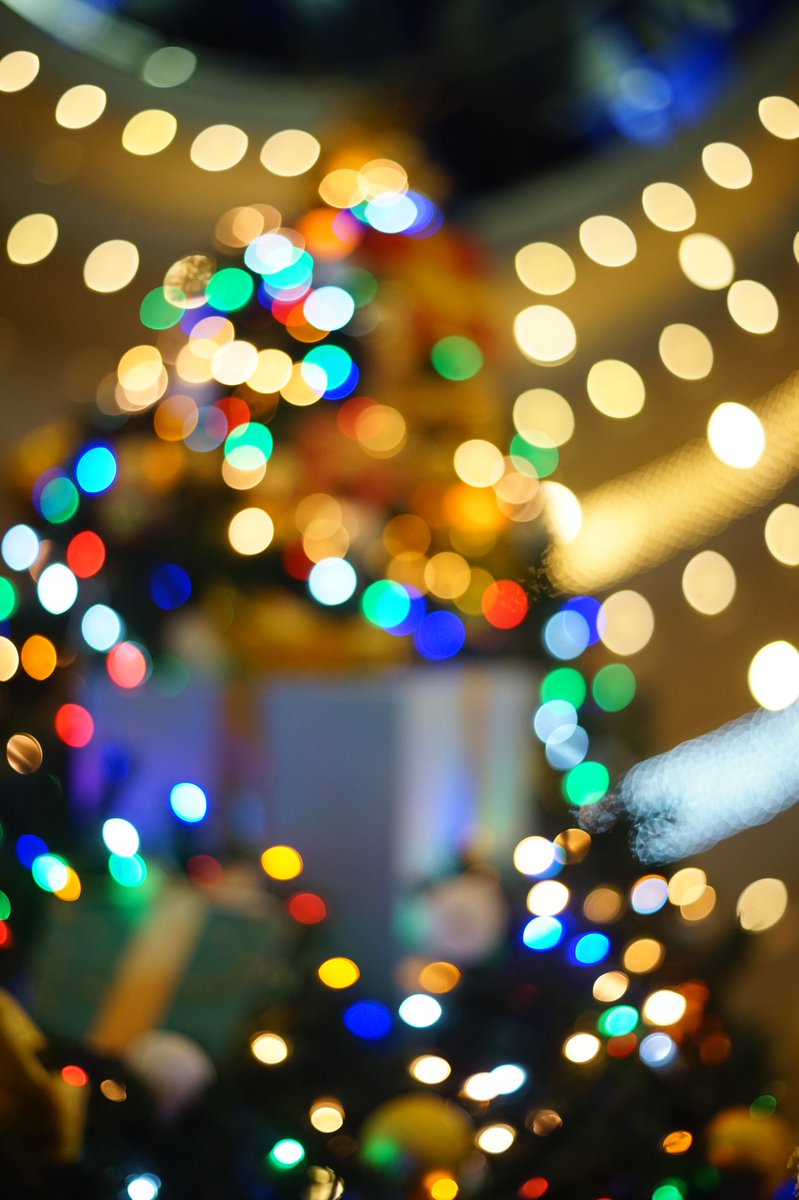 piyohiko_ozaki's tweet photo. SONY α7
mc rokkor 55mm f1.7

センター南の港北TOKYU S.Cのエントランスにて。あえてピント合わさず、玉のようなボケ味を楽しむ。

#fSONY
#α
#rokkor
#オールドレンズ
#ミノルタ
#イルミネーション
#nostagraph
#bestjapanpics
#ダレカニミセタイケシキ
#キリトリセカイ
#ファインダー越しの私の世界 https://t.co/4u986WpDwh