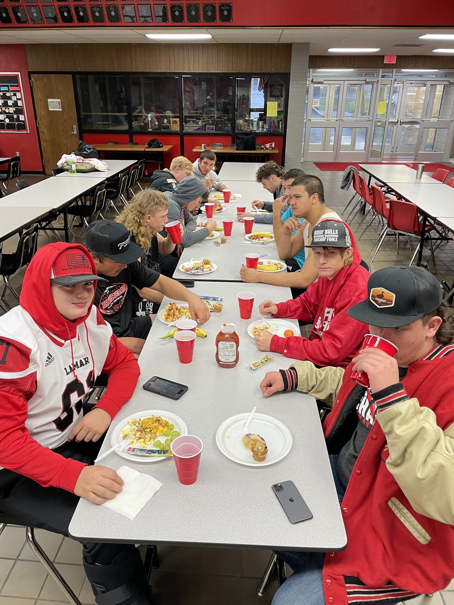 LamarTigersFB's tweet photo. Tigers are fueled up for the Quarterfinal Game TODAY at 1 p.m. in Ava!!! Game will again be live-streamed via MSHSAA link!!! Go Tigers!!!! #BrotherhoodStrong🐅🏈 https://t.co/cGhQNSmk5p