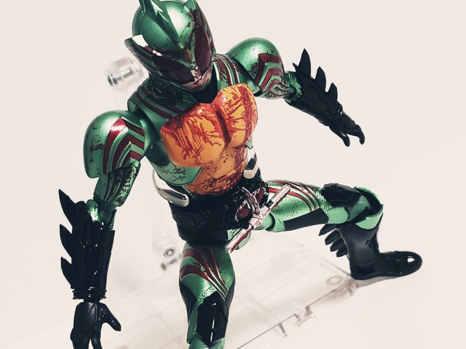 フィギュアーツ
仮面ライダーアマゾンオメガ

アマゾンズっぽく暗くしてみた
念願のフィギュアーツアマゾンズ
高かったけど買って良かった😍 