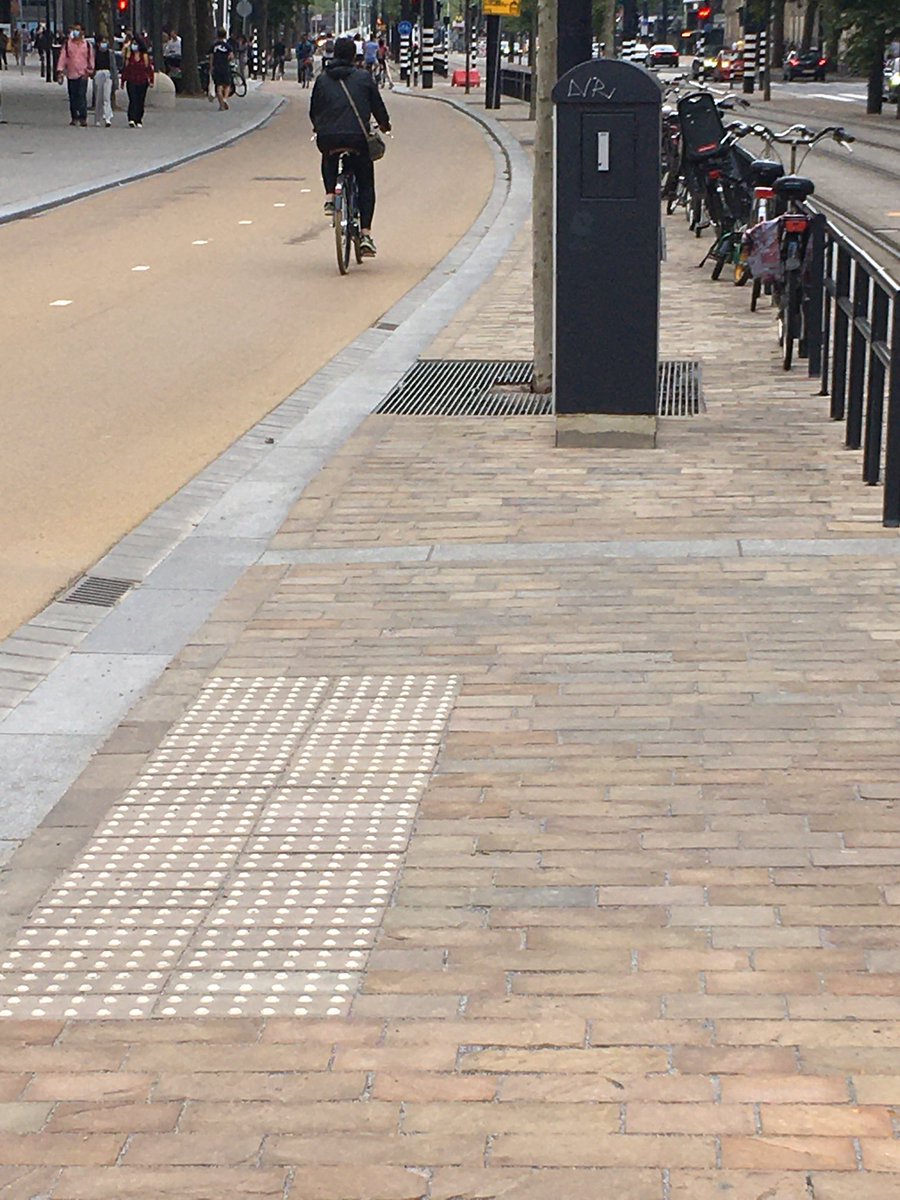 VCOE_AT's tweet photo. Warum in den Niederlanden so viel mehr #Rad gefahren wird als hierzulande? Nun: Links Standard-Radweg in niederländischen Stadt. Rechts Hauptradroute in Österreichs drittgrößter Stadt. #waszuändernist https://t.co/T1BxErdklE