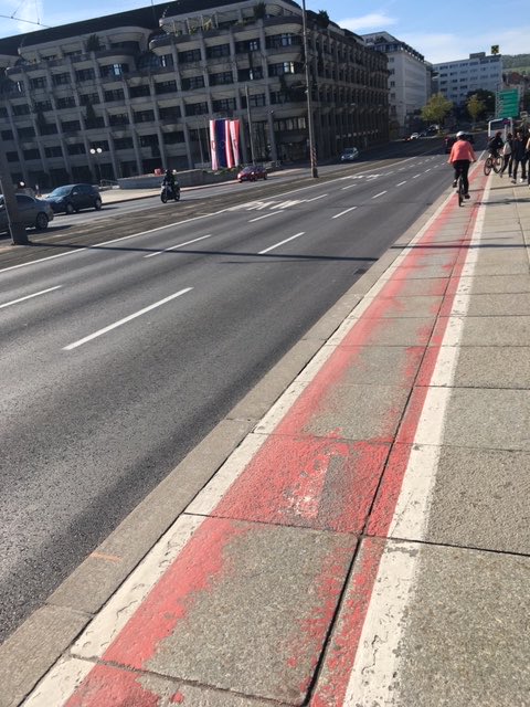 VCOE_AT's tweet photo. Warum in den Niederlanden so viel mehr #Rad gefahren wird als hierzulande? Nun: Links Standard-Radweg in niederländischen Stadt. Rechts Hauptradroute in Österreichs drittgrößter Stadt. #waszuändernist https://t.co/T1BxErdklE
