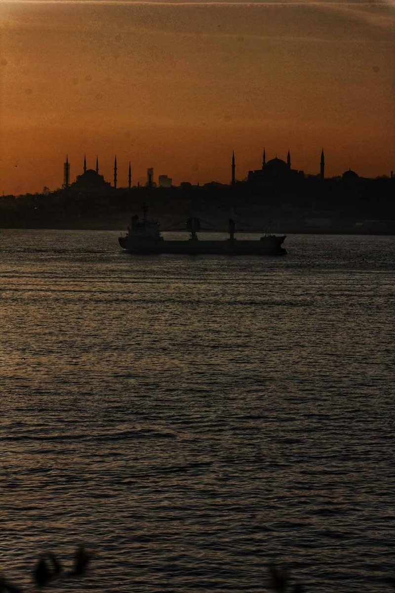 Mechulzadebey's tweet photo. Bırak saçlarını rüzgarlarına İstanbul’un… Bu şehirde aşksız ve rüzgarsız yaşanmaz.
#istanbul https://t.co/5aQmEzppIA