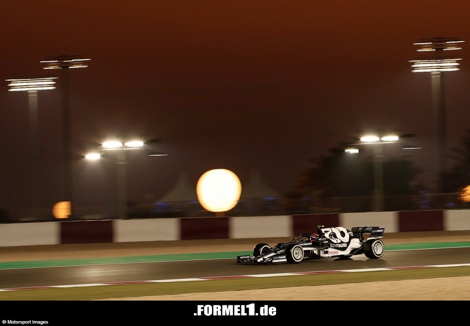 formel1_DE's tweet photo. Es wird dunkel in Katar... 💡
Wer holte die #PolePostion unter Flutlicht? ⏲
🔴 Verfolge das #Qualifying JETZT LIVE: https://t.co/h5z84GE3bB
#F1 #QatarGP 🇶🇦 https://t.co/1HqcoeWB61
