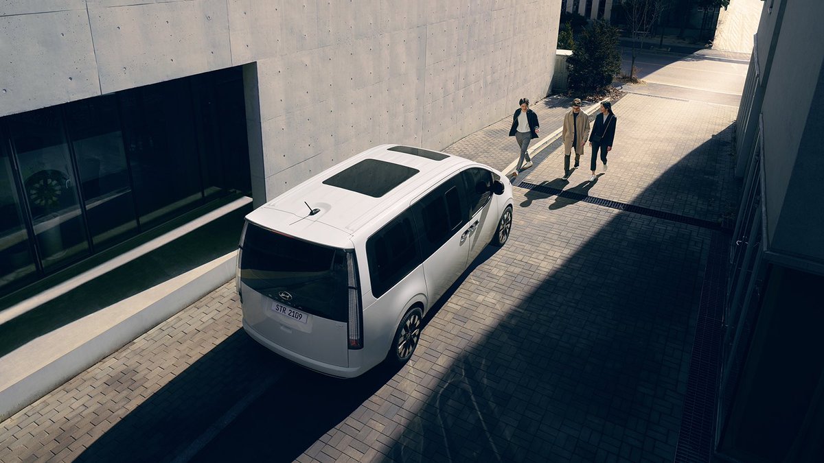 HyundaiUAE's tweet photo. Spacious and smart, the STARIA provides everything you need to get the job done efficiently, safely, and in style.
#HyundaiStaria #Hyundai #NewDimensionOfSpace #StepIntoTheSpace #HyundaiUAE https://t.co/iGmSwk6F34