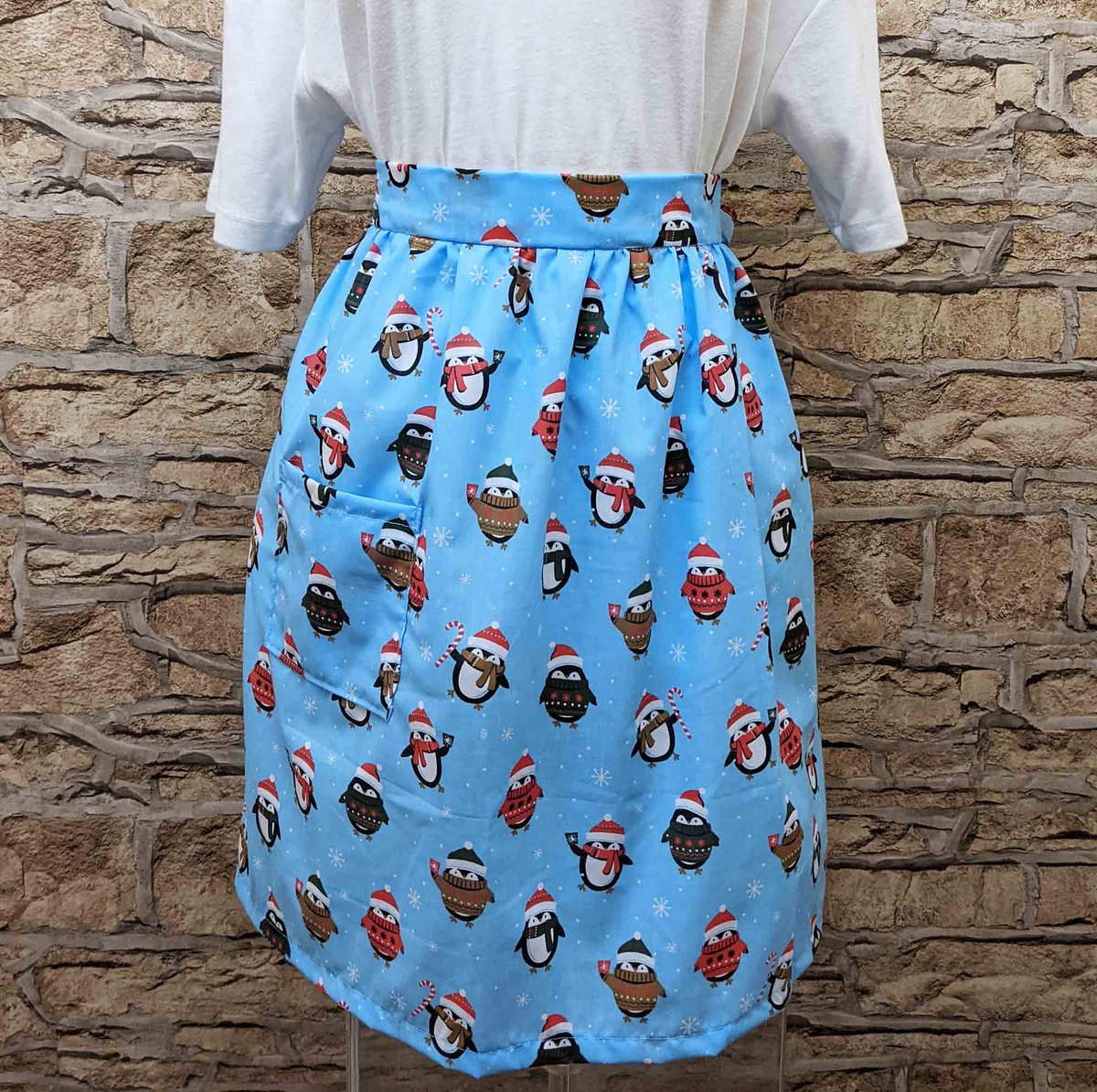 Look at this gorgeous Christmas penguin fabric!
We have plenty of #handmade waist aprons just like this one!
Visit our Etsy page for these aprons and other amazing products that we make. 
etsy.com/uk/shop/Falcon…

#HandmadeInUK #etsystore #Christmas2021 #Penguins #SmallBusiness