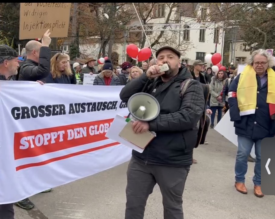 QReXRecherche's tweet photo. Brauner #Querdenken-Schmodder in #Stuttgart (li.) solidarisiert sich mit braunem #Querdenken-Schmodder in #Wien #w2011 (re.).
#ToxicBullshit https://t.co/RE0Wvs1tK7