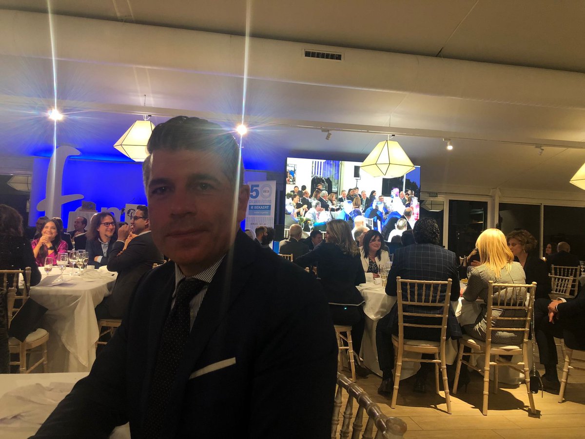 Vmaranondepablo's tweet photo. Anoche asistí a la cena de gala de la Federación de Empresarios del Metal de Burgos #FEMEBUR en la que se reconoció a Ubisa como Mejor Empresa del Año.
¡Enhorabuena por este reconocimiento y por vuestros 50 años de trabajo! https://t.co/bQux1mauck
