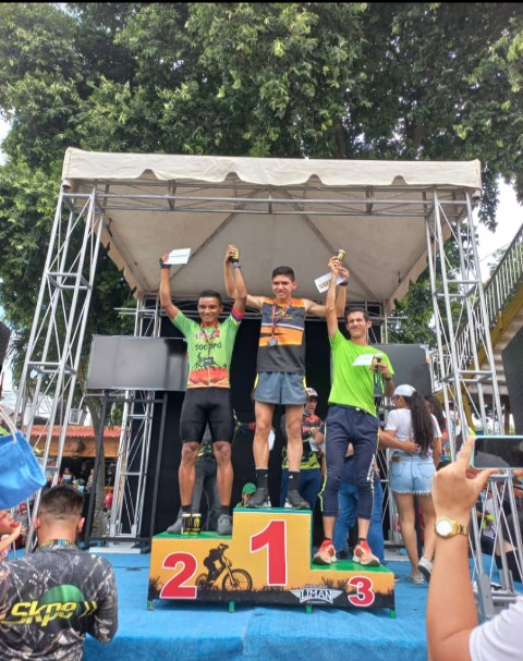 #BuenasNoticias Gilbert Santeliz, candidato del #PCV al Concejo Municipal de Bolívar #Barinas, obtuvo el 3er lugar en el Maratón de Socopó.
🥉🏃🏾‍♂️🏃🏾‍♂️🏃🏾‍♂️

😃 Lee en #TribunaPopular
prensapcv.wordpress.com/2021/11/20/can…