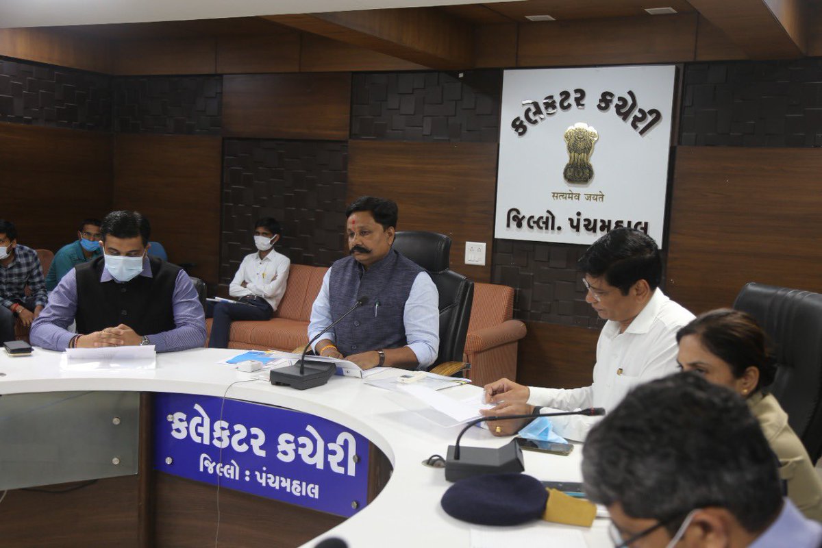 માન.પ્રભારીમંત્રીશ્રી <a href="/iarjunsinhbjp/">Arjunsinh Chauhan</a> ના અઘ્યક્ષપદે સો દિવસ લક્ષ્યાંક અંતર્ગત સંલગ્ન વિભાગ સાથે બેઠક યોજી વિભાગવાર કામગીરીની સમિક્ષા કરી ઝડપી સહાય ચૂકવવા,પડતર કામગીરી સત્વરે પૂર્ણ કરવા અમલીકરણ અધિ.શ્રીઓને સૂચનાઓ આપી.<a href="/CMOGuj/">CMO Gujarat</a> <a href="/pkumarias/">Pankaj Kumar</a> <a href="/RuralGujarat/">RuralGujarat</a> <a href="/GujPRHDept/">Panchayat, Rural Housing & Rural Dev. Department</a> <a href="/CollectorGodhra/">Collector Panchmahal</a>