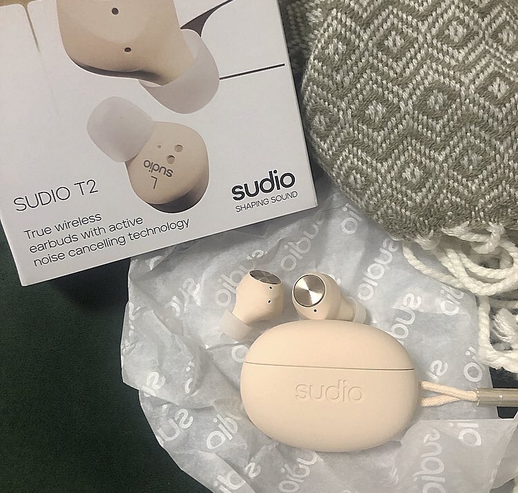 tyutyutyuooopp's tweet photo. 丸っこいフォルムが可愛いSudioのワイヤレスイヤホンを頂きました。充電し忘れ常習犯なので1回の充電で7.5時間持つのが嬉しい。10分の充電でも2時間再生可能なので忙しい方にもオススメです。付けた時のフィット感も◎

今月30日まで最大35％OFF🌙

公式HP : https://t.co/vtJAHRTLvz https://t.co/wN91CRi1ge