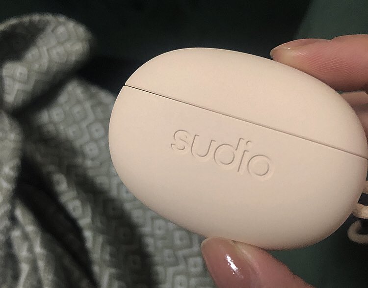 tyutyutyuooopp's tweet photo. 丸っこいフォルムが可愛いSudioのワイヤレスイヤホンを頂きました。充電し忘れ常習犯なので1回の充電で7.5時間持つのが嬉しい。10分の充電でも2時間再生可能なので忙しい方にもオススメです。付けた時のフィット感も◎

今月30日まで最大35％OFF🌙

公式HP : https://t.co/vtJAHRTLvz https://t.co/wN91CRi1ge