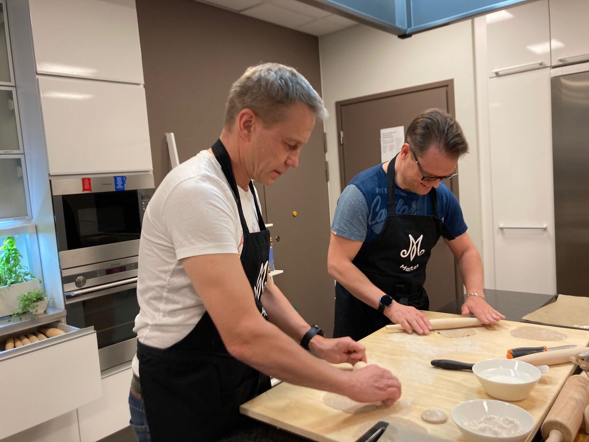 PenttilaJere's tweet photo. Piirakkapajassa @pkmartatry opissa. Ei se piirakan ulkonäkö vaan se maku 👌. Ping @hhjalm @MarjukkaMikkola @MarttaManna #karjalanpiirakka #martta https://t.co/FdZDTJ2ftH