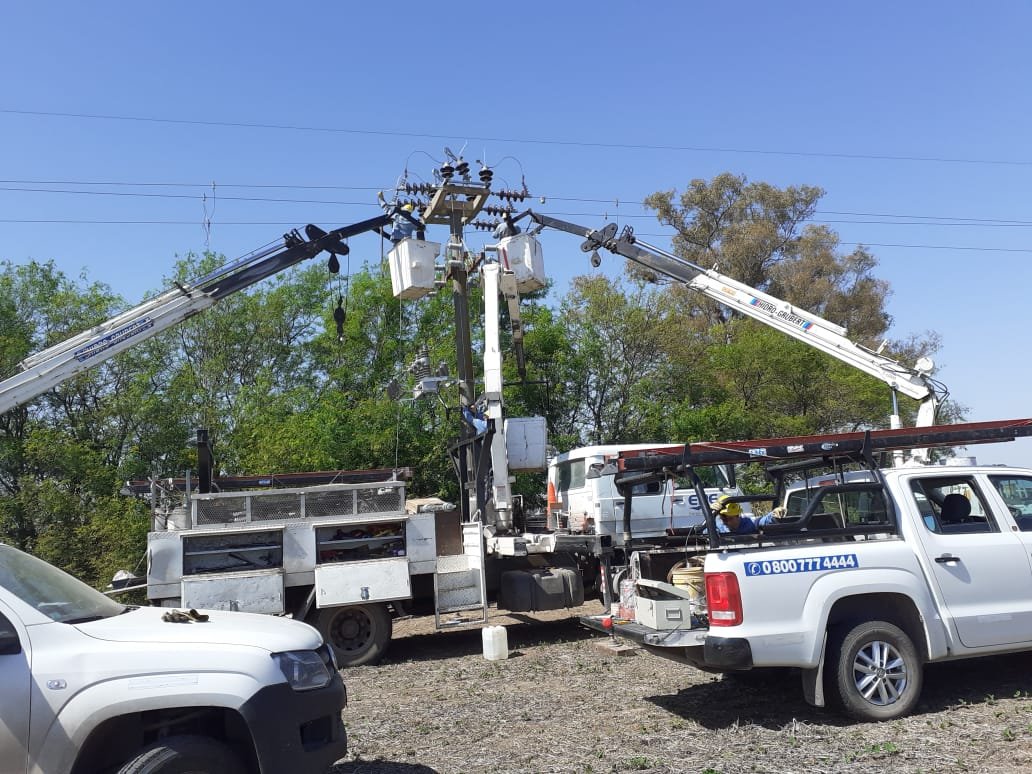 epeoficial's tweet photo. 💡#Zavalla Estamos instalando nuevo equipamiento en la línea de media tensión de 33 kV, que vincula esa localidad con la estación transformadora Casilda, para un mejor servicio a los usuarios de la zona. https://t.co/ySLt1DTshW