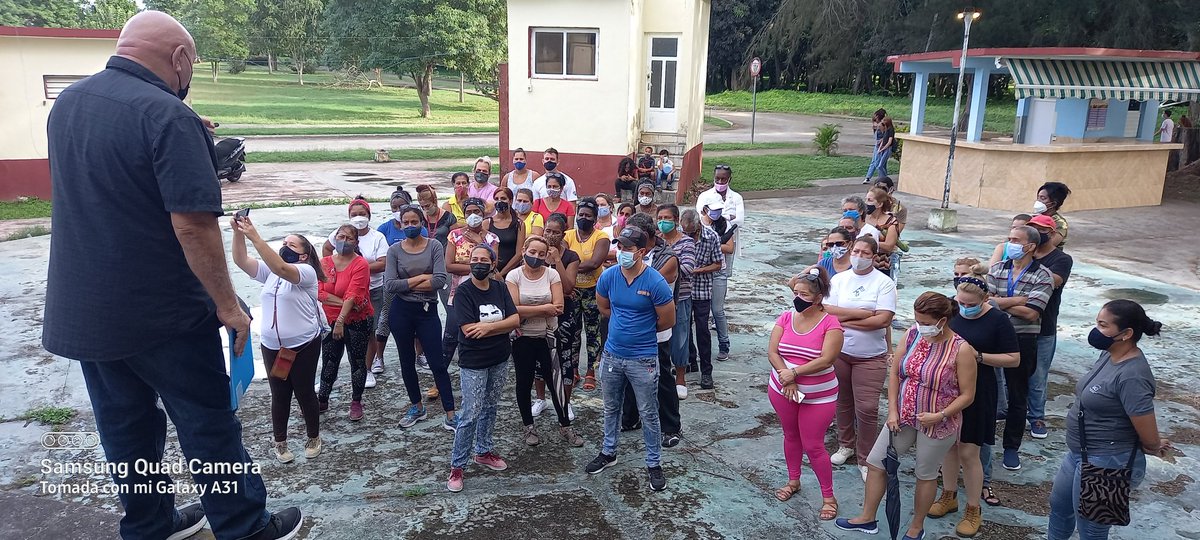 si_cuba's tweet photo. La Dirección y Subdirecciones de Residencia de la @universidad_uci reciben clases de preparación para la defensa. Ahora clase sobre Defensa armada impartida por el querido profesor Pita, Historiador de nuestra Universidad. #CubaViveyVence https://t.co/6x7uygg3kx