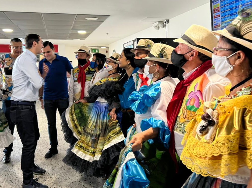 davidbarguil's tweet photo. Llegamos a #Bucaramanga, Santander con una tremenda agenda de actividades. Venimos a escuchar realidades, sueños  y a contarles que vamos a dar la pelea por superación de la pobreza, el crecimiento y seguridad.
¡Agradecido del cariñoso recibimiento!. #PorUnPaísMásJusto https://t.co/98HdqKcUBz