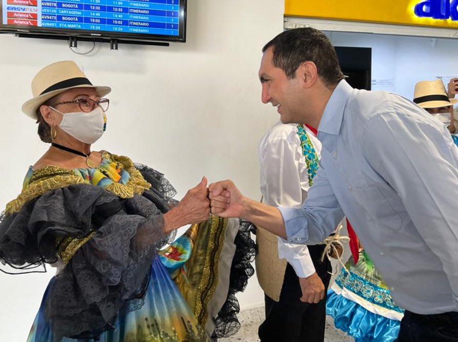 davidbarguil's tweet photo. Llegamos a #Bucaramanga, Santander con una tremenda agenda de actividades. Venimos a escuchar realidades, sueños  y a contarles que vamos a dar la pelea por superación de la pobreza, el crecimiento y seguridad.
¡Agradecido del cariñoso recibimiento!. #PorUnPaísMásJusto https://t.co/98HdqKcUBz