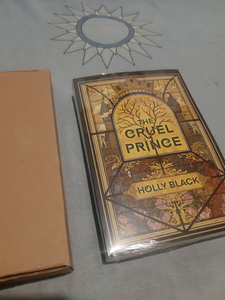 wahuycidhut's tweet photo. Tjakeup ya! The Cruel Prince baru saja tiba dengan pengemasan kardus kicik walau cuman sebijik buku doang. Thanks @aiakawabooks!

Makasih Wahyuni 🥰 https://t.co/t6JMc4eQjS