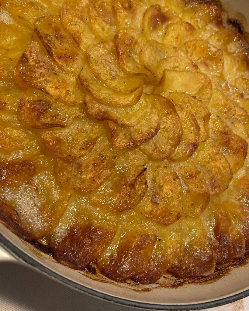 albertochicote's tweet image. La tarta de patatas con aceite de oliva virgen extra, caldo de lubina y… nada más. instagr.am/p/CWgCkVMIq8F/