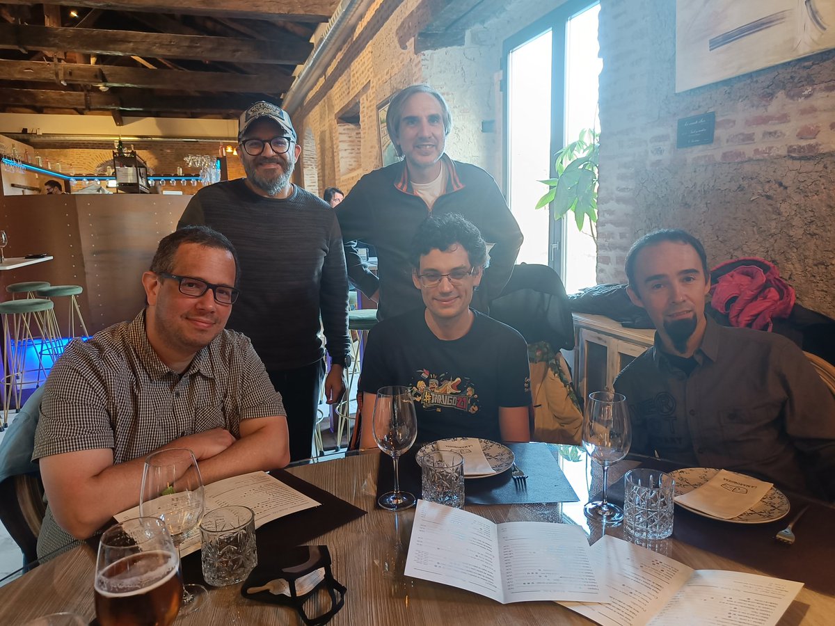 Para reflexionar sobre el primer dia de curso <a href="/flopezluis/">Félix López</a> y <a href="/vgaltes/">Vicenç Garcia</a> he organizado Una comida con <a href="/nhpatt/">Javier Gamarra</a> <a href="/juanignaciosl/">Nacho Sánchez 🤷‍♂️</a> <a href="/ydarias/">Yeray Darias</a> <a href="/jerolba/">Jerónimo López</a> <a href="/semurat/">Jorge Jiménez</a>