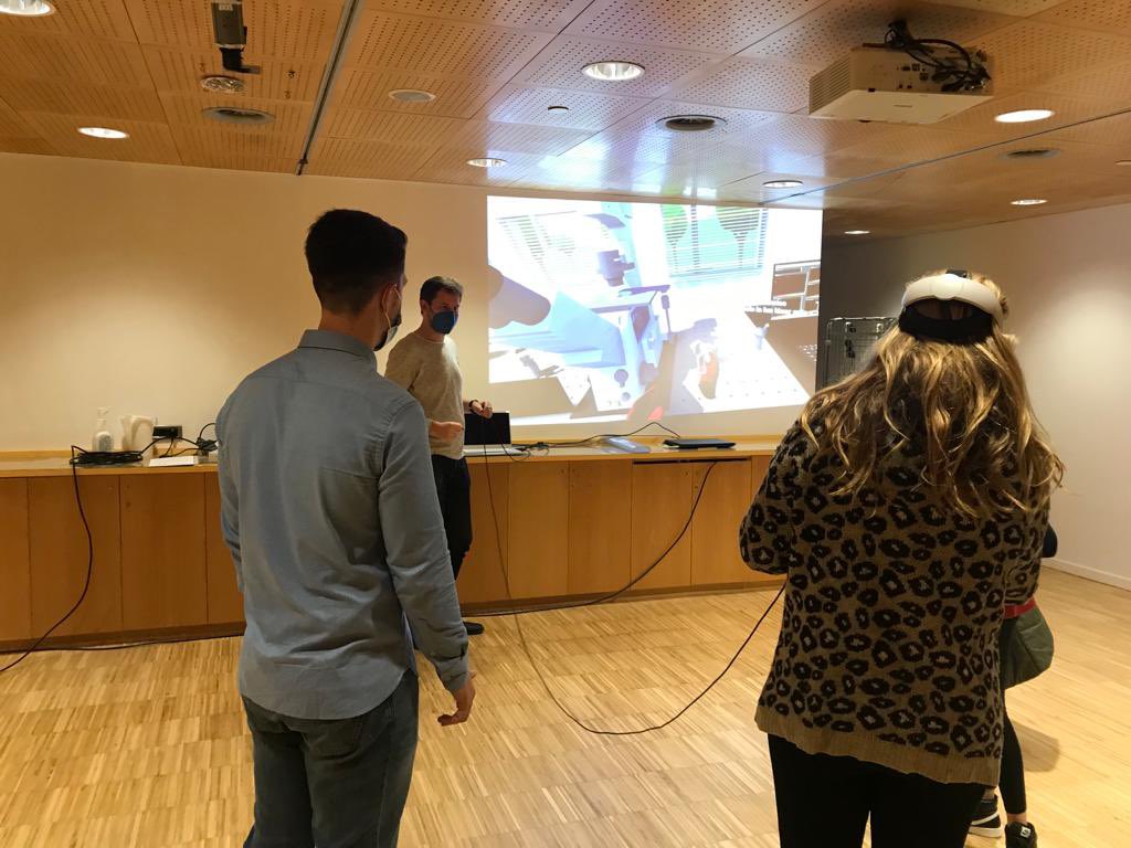 Avui <a href="/VisualViruses/">Jakub Chojnacki</a> i el Living Lab d'#IrsiCaixa estan al <a href="/CosmoCaixa/">Museo de la Ciencia CosmoCaixa</a> per la #26aSetmanaCiència #SC21CAT. 

A través d'unes ulleres de realitat virtual, els participants es poden endinsar en el món de la biologia. 🔬🦠