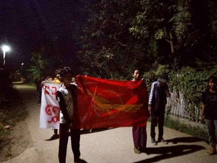 Shwe Nwe Thway residents never cool blooded on Revolution, protested against the military dictatorship tonight.

#WarCrimesOfJunta #Nov20Coup   
#WhatsHappeningInMyanmar