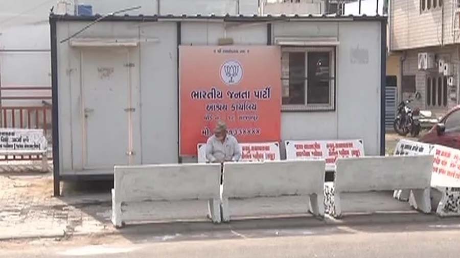 Vasimkhafi5's tweet photo. ઇંડા ની લારી  ફુટપાથ પર ન ચાલે પણ ભારતીય જનતા પાર્ટી નું કાર્યાલય ચાલે.ફુટપાથ લોકો ને ચાલવા માટે છે કાર્યાલય માટે નહી @paresh_dhanani @AmitChavdaINC @INCGujarat https://t.co/ZCZnLRUBik