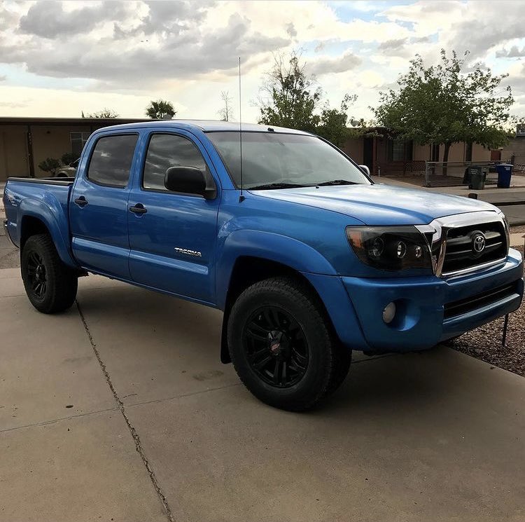 cesarrr01's tweet photo. If anyone sees this truck please call it in or let me know. It was stolen last night from the grant and mountain area. ‘07 Tacoma with a carbon fiber hood. @whatsuptucson @TmzTucson https://t.co/vCHamkSFrO