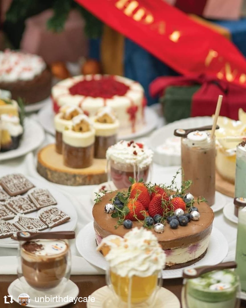 Cafe_LittleGirl's tweet photo. ⛄🎄🦌 𝚌𝚑𝚛𝚒𝚜𝚝𝚖𝚊𝚜 𝚟𝚒𝚋𝚎𝚜 🎅🪜🧣

กลับมาแล้วว 𝐔𝐧𝐛𝐢𝐫𝐭𝐡𝐝𝐚𝐲 𝐂𝐚𝐟𝐞 〰 น่ารักทุกปี ✨ ใครกำลังหาคาเฟ่ธีมคริสต์มาสปักกก

⌂ ชั้น 2 ของมาเป็งเส็งอพาร์ทเม้นต์ ซ.สุขุมวิท 31 (BTS พร้อมพงษ์, อโศก)
∩ ทุกวัน 09:00-19:00

@aroii #อร่อยบอกต่อ #รีวิวคาเฟ่ @CAFETELLER https://t.co/5VQncwp4sD