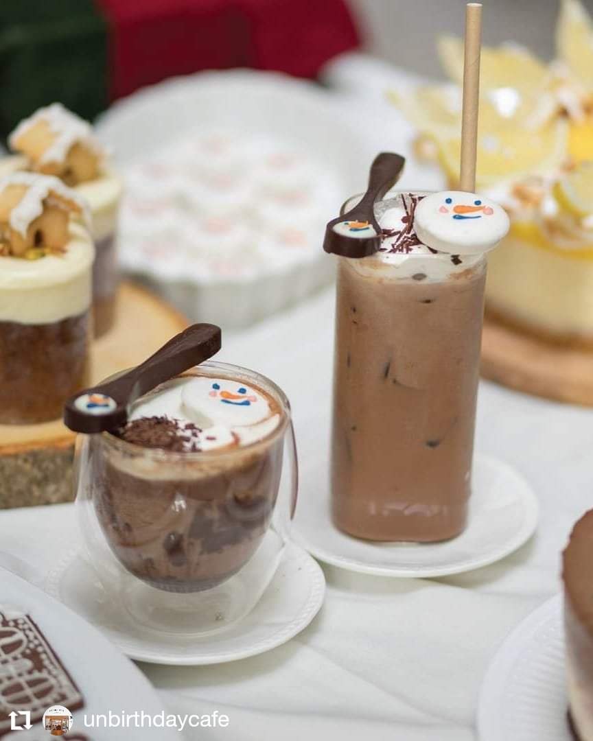 Cafe_LittleGirl's tweet photo. ⛄🎄🦌 𝚌𝚑𝚛𝚒𝚜𝚝𝚖𝚊𝚜 𝚟𝚒𝚋𝚎𝚜 🎅🪜🧣

กลับมาแล้วว 𝐔𝐧𝐛𝐢𝐫𝐭𝐡𝐝𝐚𝐲 𝐂𝐚𝐟𝐞 〰 น่ารักทุกปี ✨ ใครกำลังหาคาเฟ่ธีมคริสต์มาสปักกก

⌂ ชั้น 2 ของมาเป็งเส็งอพาร์ทเม้นต์ ซ.สุขุมวิท 31 (BTS พร้อมพงษ์, อโศก)
∩ ทุกวัน 09:00-19:00

@aroii #อร่อยบอกต่อ #รีวิวคาเฟ่ @CAFETELLER https://t.co/5VQncwp4sD