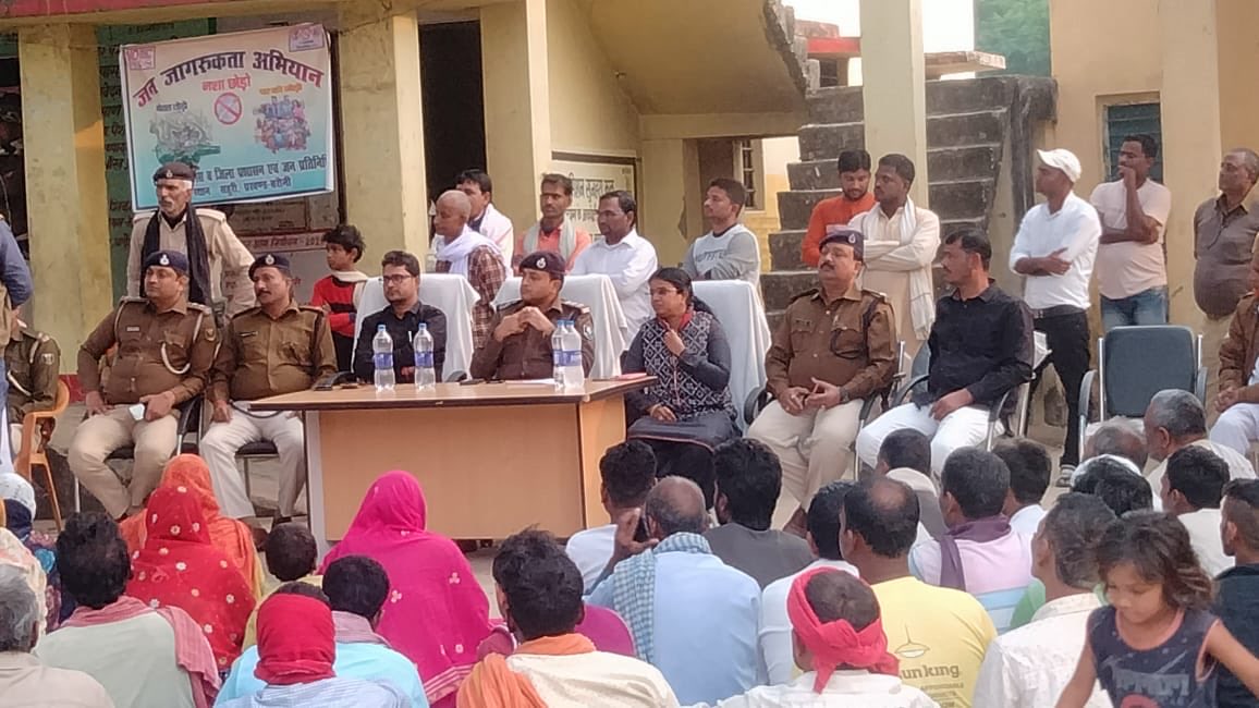 BegusaraiPolice's tweet photo. शराबबंदी के पक्ष में बीरपुर थाना के सहूरी ग्राम में जन जागरूकता अभियान ⁦@SdpoSadar⁩ द्वारा चलाया गया। इस अभियान को सफल बनाएँ। कोई भी सूचना ज़िला नियंत्रण कक्ष के नम्बर 9264429701, 9264429702 एवम् 06243-230200 पर दे सकते हैं। आपकी पहचान गुप्त रखी जाएगी। https://t.co/nZOZNfd6S5