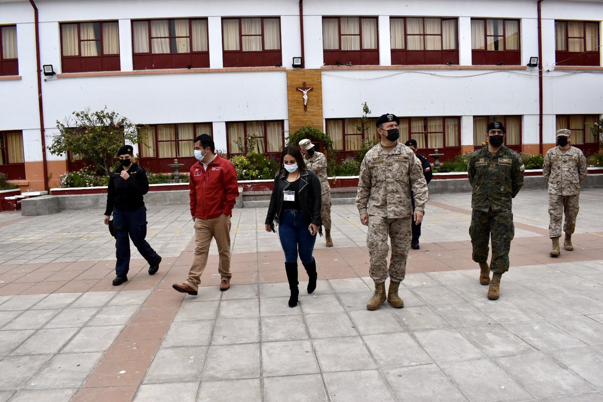 DPRCoquimbo's tweet photo. Esta mañana el Delegado Presidencial @ignaciopinto junto al Jefe de Fuerza General de @Ejercito_Chile Cristian Guedelhoeffer visitaron INSUCO y Colegio Bernardo O’Higgins de #Coquimbo donde constataron que está todo preparado para las #Elecciones2021CL  de este domingo. https://t.co/GltUrM7ZDK