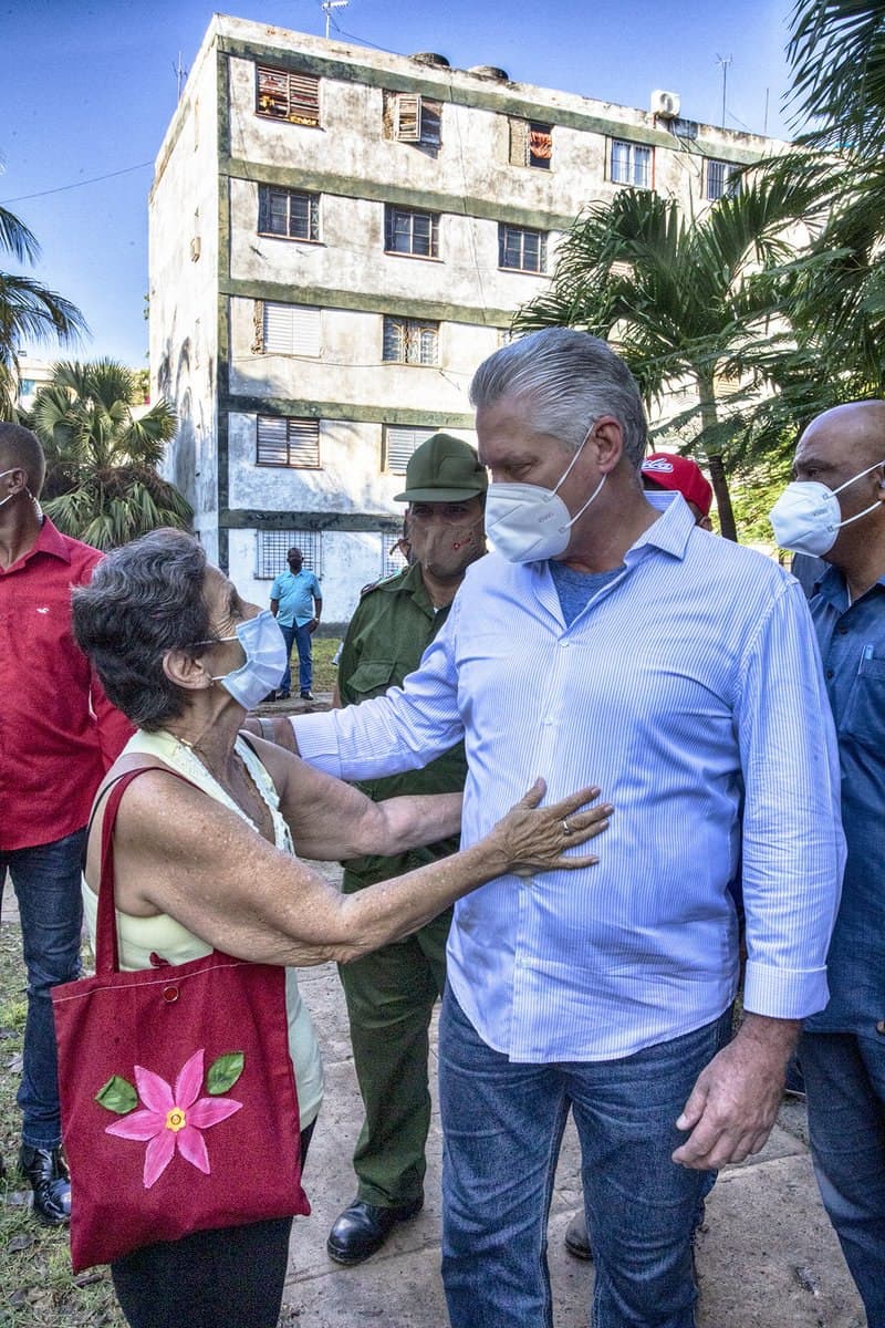 AleLRoss198's tweet photo. Yo estoy seguro que ustedes también lo sienten así, que con un presidente como el nuestro seguiremos #DefendiendoCuba y esta revolución hasta las últimas consecuencias. Mírenlo con su gente en el reparto Camilo Cienfuegos. @DiazCanelB estamos contigo! #CubaVive #PuebloUniformado https://t.co/s0e37KKOTA