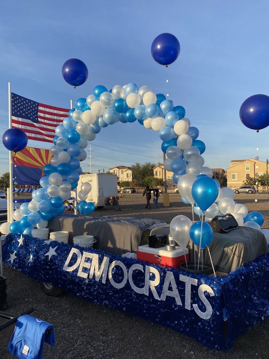 Paizleygrl's tweet photo. Getting ready for #GilbertDaysParade! Come join us. #EastValleyDems https://t.co/RFXLhOooBo