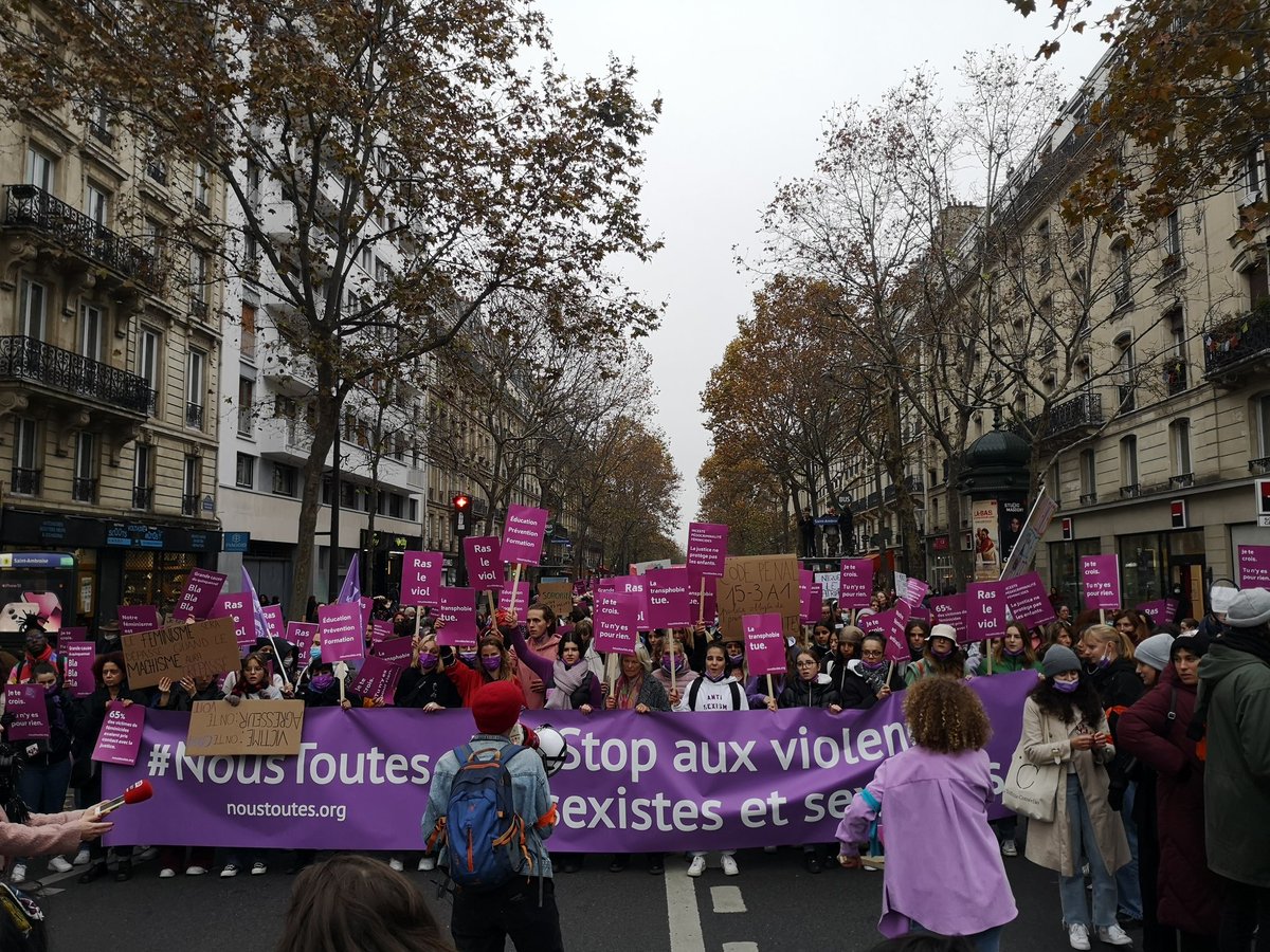 Remettre en cause l'ordre patriarcal c'est maintenant boulevard Voltaire à Paris  ✊<a href="/NousToutesOrg/">#NousToutes</a> #Feminism #NousToutes