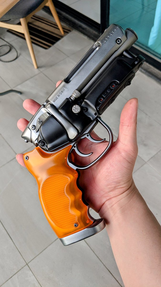Vie8ight's tweet photo. Blade runner blaster squirt gun re-paint. Before and After. #deckardsblaster #Bladerunner #paintjob #modeling #guns https://t.co/fTrTvUISA2